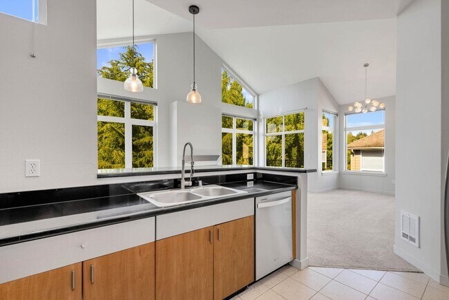 Building Photo - Kirkland Top Floor Large 1 BR+ 1 BA Condo with High Ceilings