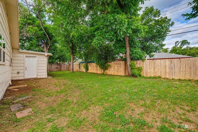 Building Photo - Charming 4 bedroom/2 Bath Home COMING SOON!
