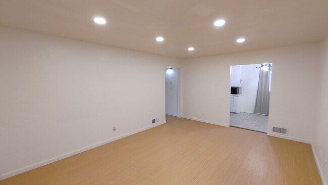 Primary Photo - Palomas 3plex