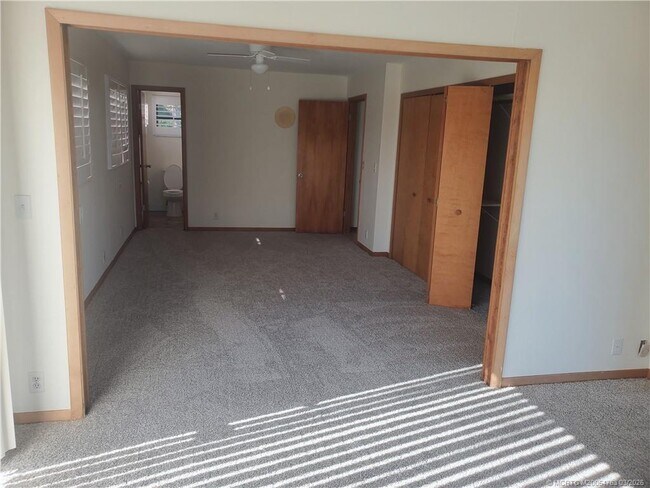 Building Photo - 4203 NE Skyline Dr