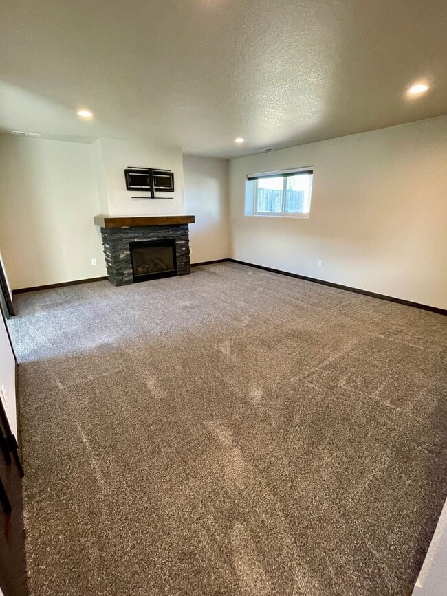 Building Photo - * GAME-CHANGING-MOVE-IN-SPECIAL * 4 Bedroom, 3 Bathroom with Office for Rent