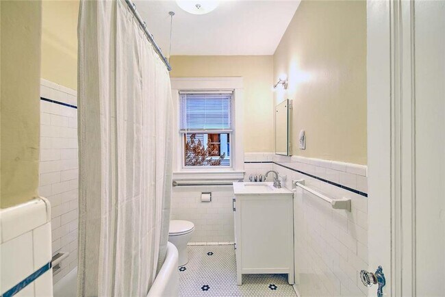 Building Photo - 127 Evergreen St