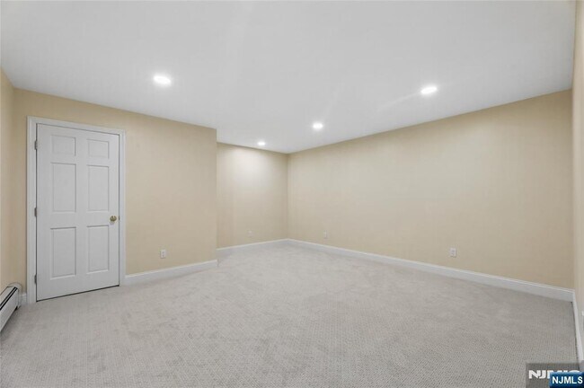 Building Photo - 2 W Saddle River Rd