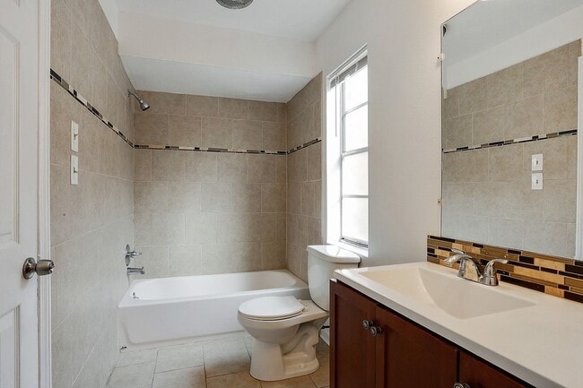 Building Photo - Nicely Renovated 1Bd in Metairie Off W. Na...