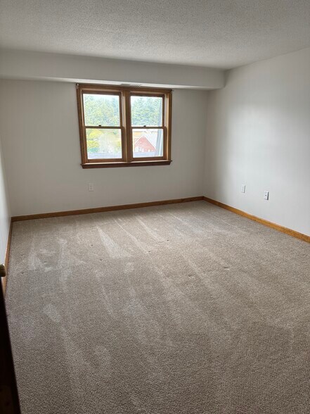 Building Photo - 2 Roedean Dr