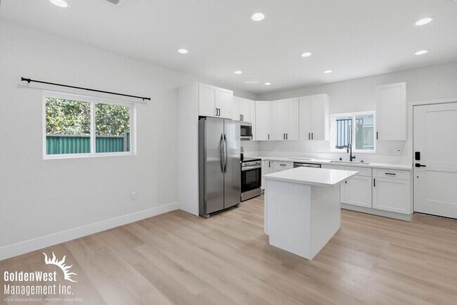 Building Photo - Beautifully Updated 1Bdm 1Ba Apartment with Private Rooftop Deck & Stunning Views!