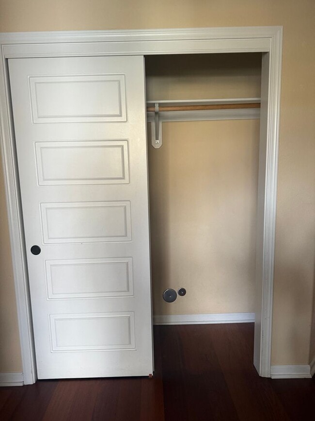 Building Photo - 2BED 2.5 BATH - TOWNHOME IN A QUIET NEIGHBORHOOD