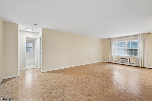 Building Photo - 135 S Maple Ave