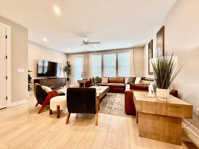 Building Photo - Central, luxury townhome in the heart of L...