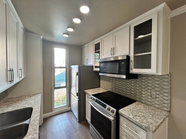 Building Photo - Beautiful 1BD/1BA W/ Reserved Parking and Laundry On-Site in La Jolla!