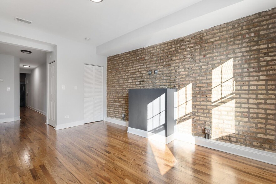 Building Photo - 2005 W Jarvis Ave