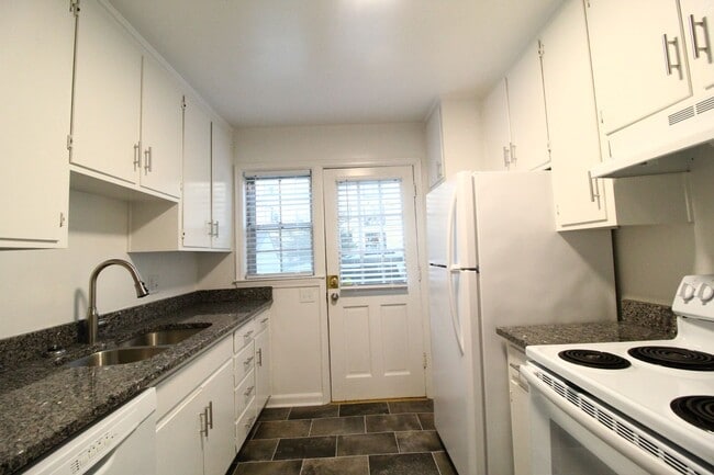 Building Photo - February FREE On This 2 Bedroom 2 Bath Duplex In The Waldo Area