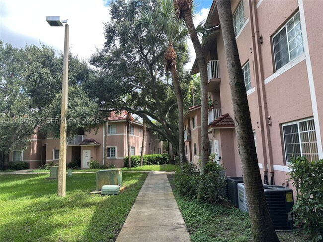 Building Photo - 302 N Palm Ave