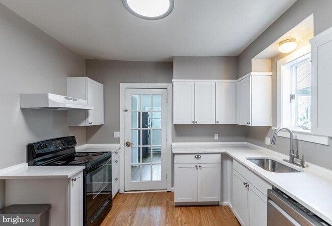 Building Photo - 220 Railroad Ave