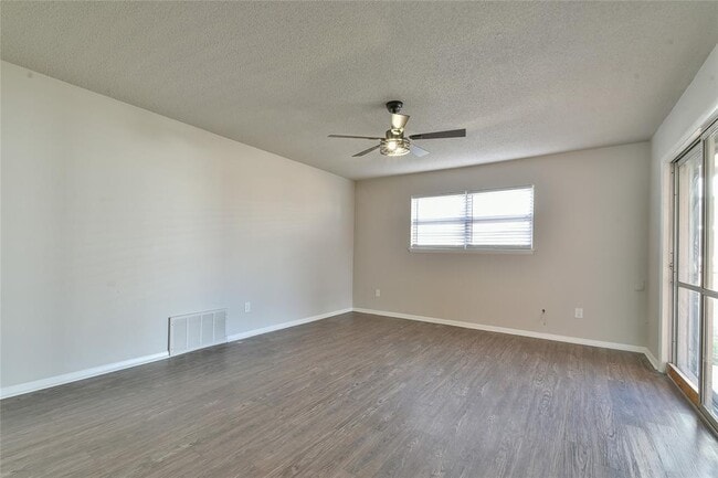 Building Photo - 608 Moraine Ave