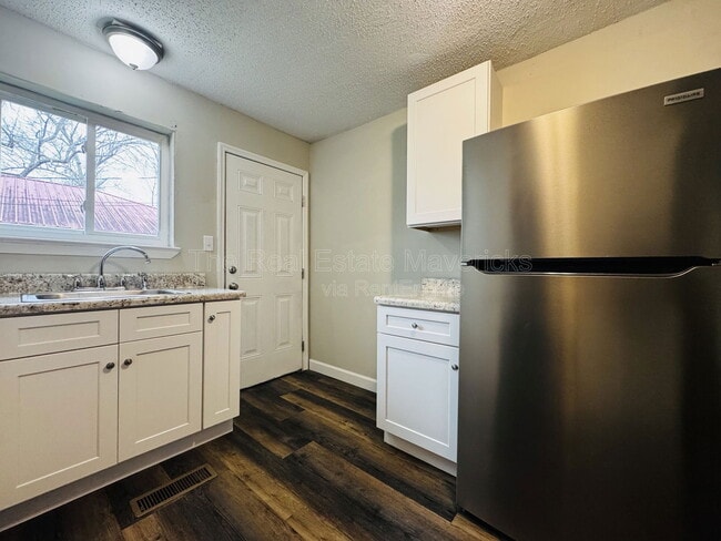 Building Photo - 289 Pine Ave