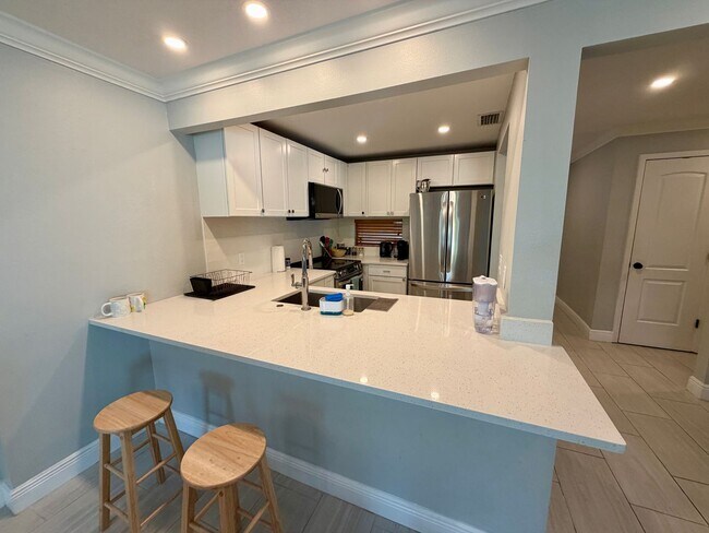 Building Photo - Updated 3 Bed 2.5 Bath Townhouse - SoHo / Hyde Park Area