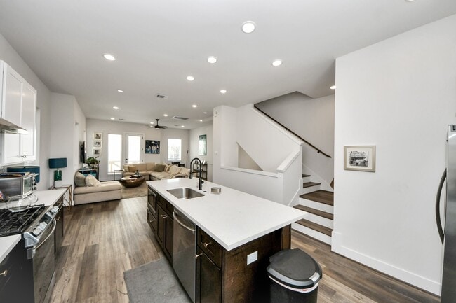 Building Photo - 3905 B Pinemont Dr