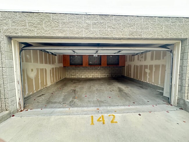Building Photo - (PENDING APPLICATION) Gated West Lancaster...
