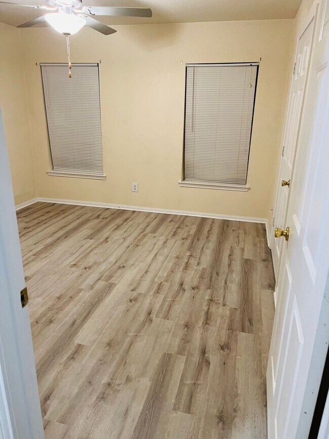 Building Photo - Spacious 2nd Floor 2B/2B Unfurnished Condo...