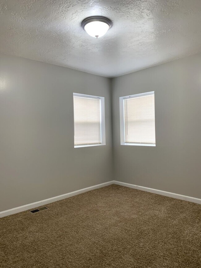 Building Photo - 423 E 450 S