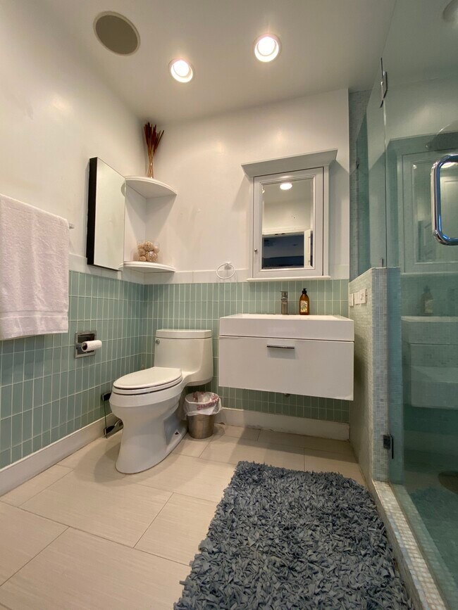 Building Photo - 920 N Beverly Glen Blvd