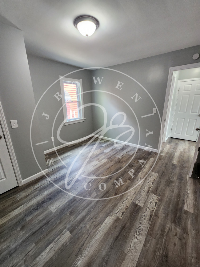 Building Photo - Charming 3-Bedroom brand new inside!  Coun...