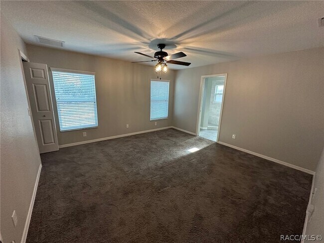 Building Photo - 5825 N Larkspur Way