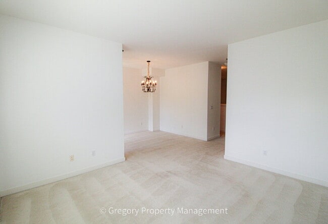 Building Photo - 13824 N Creek Dr