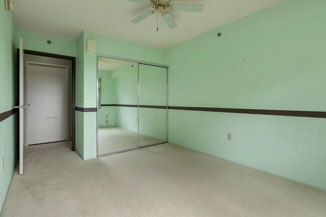 Building Photo - 2 Bed / 1.5 Bath Condo with 2 Parking Salt...