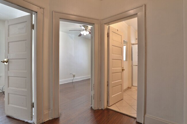 Building Photo - Central Campus - LARGE 4 Bedroom House with off-street parking