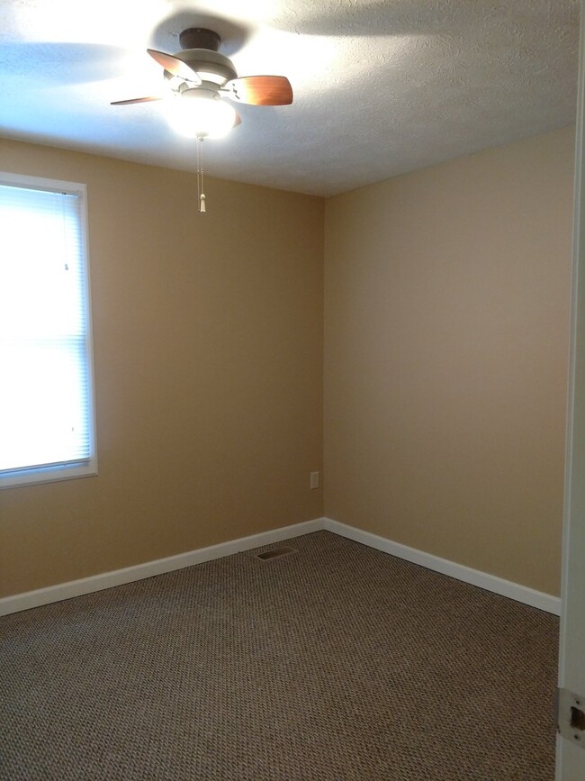 Building Photo - Beautiful Townhouse in Quail Run Community