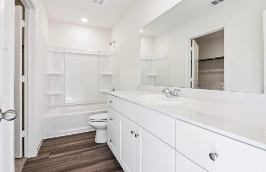 Building Photo - 998 Delta Cres