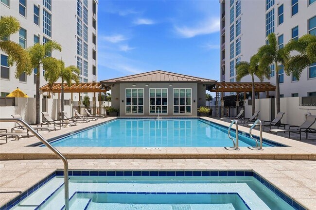 Building Photo - 1227 E Madison St