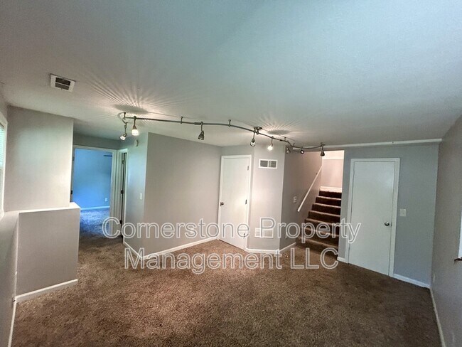 Building Photo - 2324 Ranch St