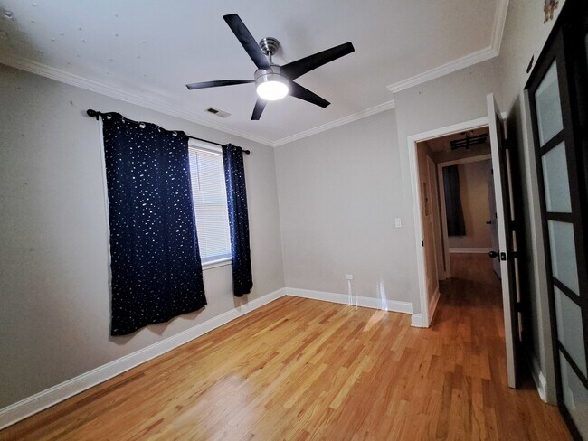 Building Photo - 7062 N Wolcott Ave