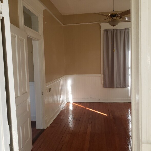Building Photo - 208 N Main St