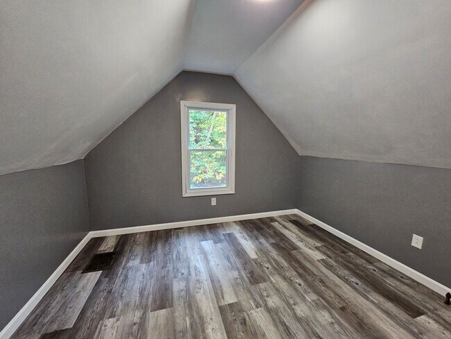 Building Photo - Spacious 5 bedroom 1.5 bathrooms for rent in Hays!