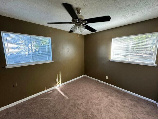 Building Photo - 1547 Dianne Dr