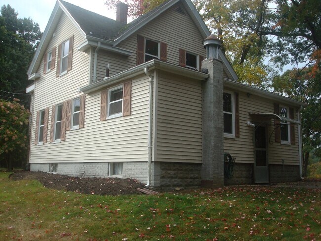 Building Photo - 818 Amesbury Rd