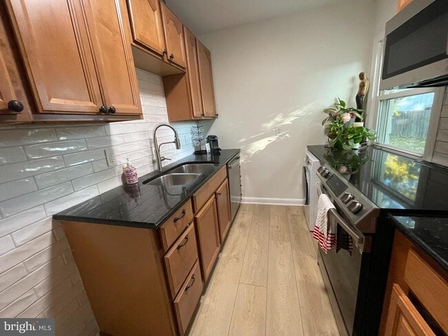 Building Photo - 304 Anderson Ave