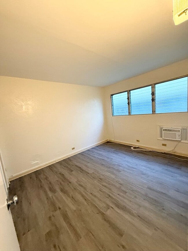Building Photo - Salt Lake - Tropicana Manor 3-bedroom 2-ba...