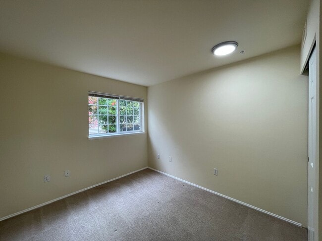 Building Photo - Sammamish - 3 BR, 2 BTH ground floor condo...
