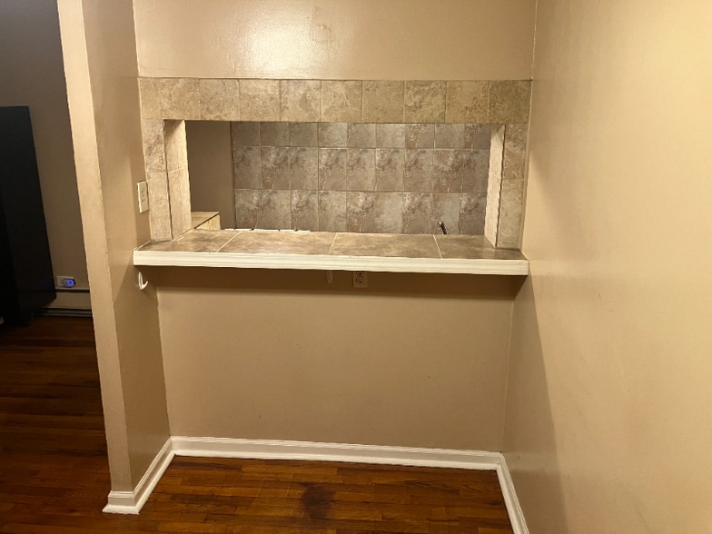 Building Photo - 2040 W Hood Ave