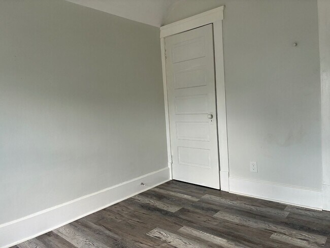 Building Photo - Charming 3-Bedroom Property in Prime Location