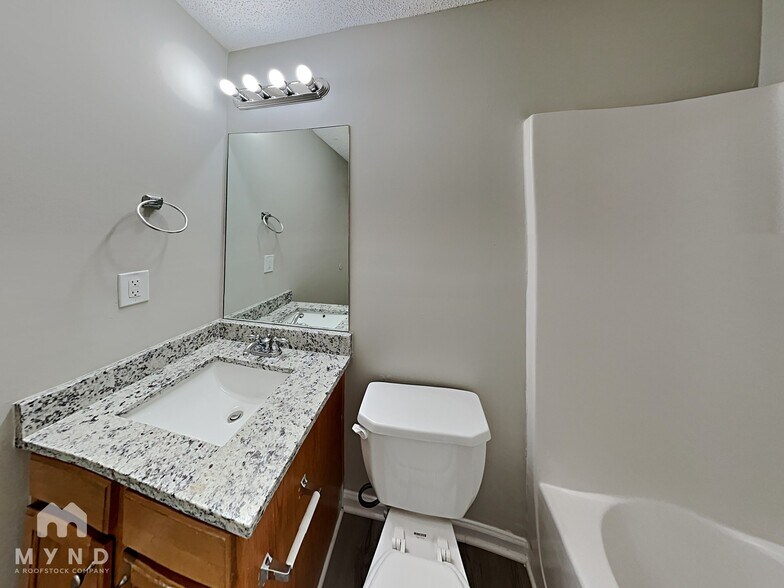 Building Photo - 6332 Hickory Ln Cir