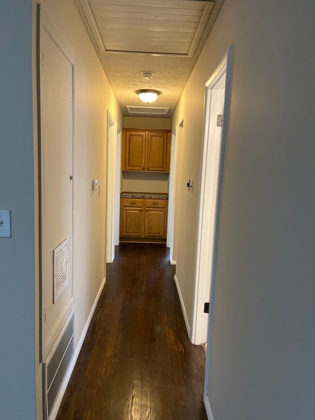 Building Photo - Centrally located 3 bedroom bungalow READY NOW!