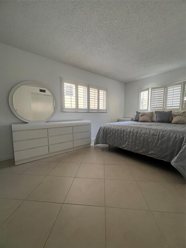 Building Photo - 2615 NE 3rd Ct