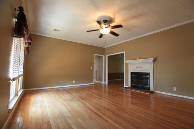 Building Photo - 3  bed, 2 bath home in Smyrna