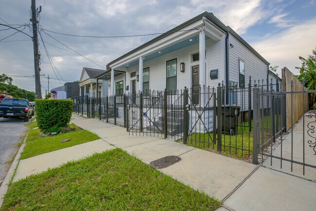 Building Photo - 2709 Baronne St